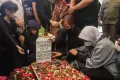 Isak Tangis Iringi Pemakaman Aktris Aminah Cendrakasih Mak Nyak Si Doel Anak Sekolahan