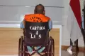 Diborgol dan Duduk di Kursi Roda, Lukas Enembe Ditahan KPK
