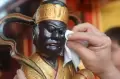 Tradisi Bersih-Bersih Patung Dewa Dewi Jelang Imlek di Pecinan Semarang