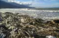 Sampah kiriman Kotori Pantai Teluk Palu