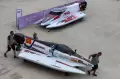 Kesibukan Kru Tim Peserta Menyiapkan Kendaraan F1 PowerBoat