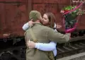 Perang Tak Kunjung Usai, Prajurit Ukraina Ini Melamar Pacarnya di Stasiun Kereta