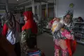 Potret Warga Terima Beras Bantuan Pangan di Palembang