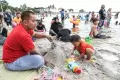 Lautan Manusia Padati Pantai Ancol Jakarta