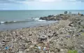 Tumpukan Sampah Cemari Pantai Padang