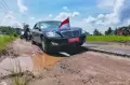 Detik-detik Mobil Presiden Jokowi Terabas Jalan Rusak di Lampung