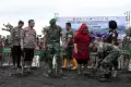 Kompaknya TNI-Polri Tanam Mangrove di Pantai Tirang Semarang