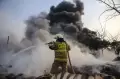Kebakaran Dahsyat Hanguskan Pabrik Plastik di Jakarta