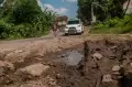 Akses Jalan Rusak Akibat Abrasi Sungai di Lebak