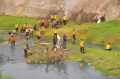 Aksi Bersih Sampah di Sungai Gelis di Kudus