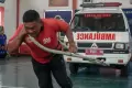 Lomba Tarik Mobil Ambulance Antar Warga Binaan di Lapas