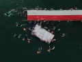 Pengibaran Bendera Merah Putih Sepanjang 78 Meter di Pesisir Laut Kota Makassar