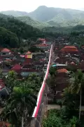Pemasangan Bendera Sepanjang 400 Meter di Banjar Bangi Bali