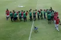 Sopan, Peserta Seleksi Timnas Indonesia U-17 Salami Pelatih Seusai Laga