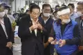 Tepis Isu Limbah Reaktor Fukushima, PM Jepang Makan Gurita di Pasar Ikan Tokyo