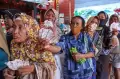 Warga Serbu Pembagian Sembako Gratis di Klenteng Hoo Hok Bio Semarang