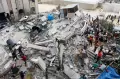 Bangunan Dibom Israel, Warga Gaza Cari Korban Pakai Alat Seadanya