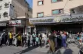 Miris, Stok Makanan Makin Menipis Warga Gaza Antre Roti