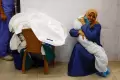 Potret Pilu Ibu Menangis Pangku Jenazah Anak Palestina di RS Khan Younis Gaza Selatan