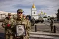 Warga Berlutut Hormati Mendiang Komandan Militer Ukraina di Kiev