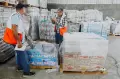 Kesibukan Relawan di Gudang Bantuan Khan Younis Gaza