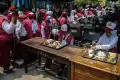 Potret Keseruan Murid SD Makan Masakan Dapur Masuk Sekolah Kodam II Sriwijaya