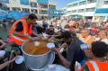 Warga Gaza Berdesakan Antre Makanan di Kamp Pengungsian Rafah