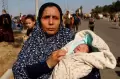 Melarikan Diri dari Militer Israel , Nenek Ini Gendong Cucunya yang Berumur 1 Hari Menuju Gaza Selatan