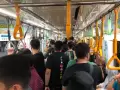 Penonton Konser Coldplay Berdesakan Naik Kereta MRT