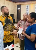 Yan Mandenas Serahkan Bansos Senilai Rp201 Miliar untuk Masyarakat di Kota Jayapura