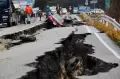 Dahsyatnya Gempa Merobek Jalanan di Anamizu Jepang