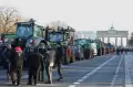 Tolak Pemotongan Subsidi Pajak Kendaraan, Ratusan Petani Tutup Jalanan di Berlin dengan Traktor