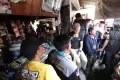 Momen Ganjar Ngopi Santai Bareng Supir Truk di Terminal Bus Kota Limpung