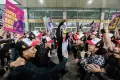 Pendukung Paslon Saling Adu Yel-yel Jelang Debat Kedua Cawapres di JCC Senayan