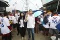 Meski Diguyur Hujan, Hary Tanoesoedibjo dan Istri Tetap Berkunjung ke Warga Palmerah