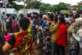 Potret Antrian Warga Beli Paket Beras dan Minyak Murah di Palembang
