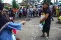 Potret Antrian Warga Beli Paket Beras dan Minyak Murah di Palembang