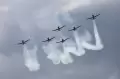 Aksi Ciamik Manuver Tim Aerobatik Jupiter TNI AU Menari-nari di Langit Singapura