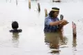 Ziarah Kubur di TPU Semper yang Terendam Banjir