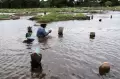 Ziarah Kubur di TPU Semper yang Terendam Banjir