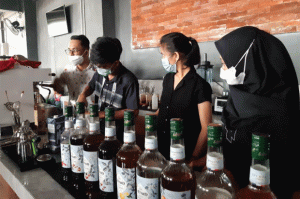 Unik, Kafe di Makassar Ini Jual Es Kopi Susu Campur Kecap