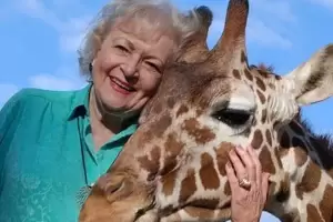 Ini yang Bikin Betty White Mulai Mencintai Dunia Hewan
