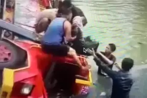 Dramatis! Evakuasi Odong-odong Nyemplung ke Sungai Depok