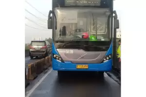 Kecelakaan Bus Transjakarta vs Motor di Flyover Pesing, Lalin Tersendat