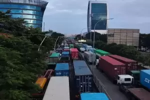 Kecelakaan Truk Trailer di Jalan Cacing, Jakarta Utara Dikepung Macet Parah