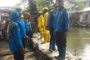 Antisipasi Banjir, Sudin SDA Jakbar Bangun Tanggul di Kali Semongol