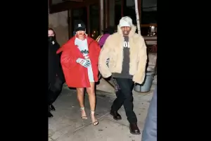 Demi Terlihat Stylish, Rihanna Jalan-jalan Tanpa Celana saat Musim Dingin