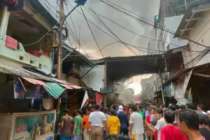 Penampakan Kerumunan Warga di Lokasi Kebakaran Tambora