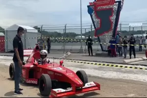 Keren! Mobil Ferrari Formula 1 Buatan Warga Lombok Mejeng di Sirkuit Mandalika