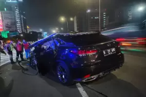 Mobil Mewah Ringsek Tabrak Truk di Tol JORR, Pengemudi Luka-luka